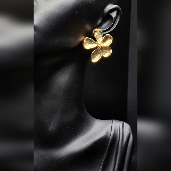 Elegant Gold Hoop Earrings - Picture 3 of 4